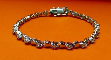 Image de « Du cœur pour les zircones », bracelet de tennis en argent sterling et zircones cubiques rondes