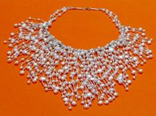 Afbeeldingen van “Cascade van parels” bib ketting van witte zoetwaterparels en zilver