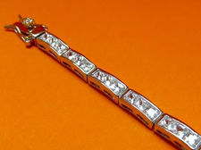 Image de « Rails de zircones classiques », bracelet de tennis en argent sterling et des rails de zircones cubiques carrées