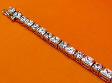 Image de « Zircones classiques », bracelet de tennis en argent sterling avec des zircones cubiques rondes et carrées