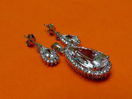 Afbeeldingen van “Drop” hangertje en bengelende oorbellen set in sterling zilver met groot kristal omringd door kubiek zirkonia