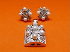 Picture of “Diagonal weave” set of pendant and stud earrings in sterling silver with white cultured pearls
