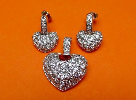 Afbeeldingen van “Fancy pavé hartje” set van hangertje en bengelende oorbellen in sterling zilver, een hartvorm met kubiek zirkonia