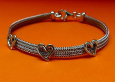 Afbeeldingen van “Herringbone hart” armband volledig in Italiaans sterling zilver, platte herringbone versierd met gepolijste hartjes