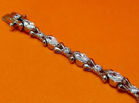 Image de « Nœud marquise avec zircones », bracelet de tennis en argent sterling avec des zircones cubiques en marquise entrecoupées de nœuds ajourés