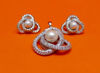 Afbeeldingen van “Parel op liefdesknoop” set van hangertje en oorknopjes in sterling zilver, één enkele zoetwaterparel omlijst door een liefdesknoop van ronde kubiek zirkonia