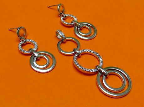 Picture of “Perfect circles” set of pendant and dangle earrings in sterling silver, an alternation of plain silver circles and circles inlaid with round cubic zirconia