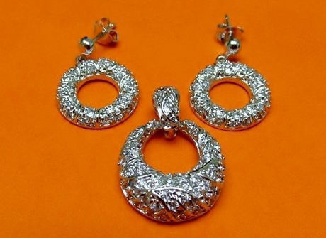 Afbeeldingen van “Getextureerd” set van hangertje en bengelende oorbellen in sterling zilver, een cirkelvorm ingelegd met ronde kubiek zirkonia