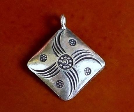 Image de 21x21 mm, pendentif, argent fin Hill Tribe, losange sculpté