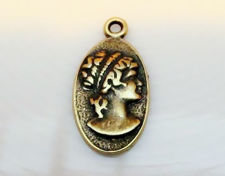 Image de 12x25 mm, type camée, profil féminin, pendentif-breloque, étain, JBB findings, finition laiton