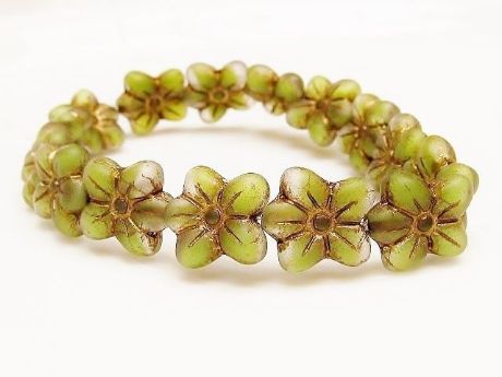 Image de 14x13 mm, perles de verre tchèque pressé, fleur de cerisier, panaché de vert mousse et de blanc floral, mat, patine dorée à l'ancienne