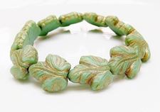 Afbeeldingen van 16x14 mm, Tsjechische geperste glaskralen, esdoornblad, groen blauw, mat, bronzen patina, 6 stuks