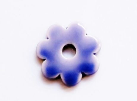 Image de 3.4x3.4 cm, pendentif, marguerite en céramique grecque, émail gris clair, éclat bleu