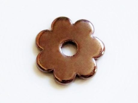 Image de 3.4x3.4 cm, pendentif, marguerite en céramique grecque, émail brun bronze