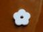 Image de 1.9x1.9 cm, pendentif, marguerite en céramique grecque, blanc craie, mat