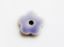 Image de 1.9x1.9 cm, pendentif, marguerite en céramique grecque, émail gris pâle, éclat bleu