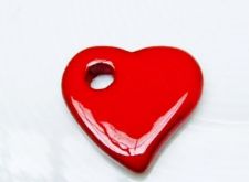 Afbeeldingen van 2.7x2.5 cm, Grieks keramisch hangertje, hartvormig, scharlaken rood email