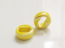 Image de 18x18x7 mm, anneau-passant en céramique grecque, émail jaune lumière du soleil pâle, effet huile dans l'eau