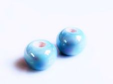 Image de 12x12 mm, perles rondes en céramique grecque, émail bleu pastel, effet huile dans l'eau
