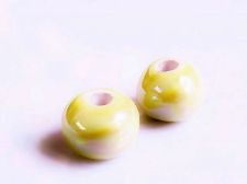 Image de 12x12 mm, perles rondes en céramique grecque, émail jaune soleil pâle, effet huile dans l'eau