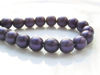 Image de 8x8 mm, rondes, perles de verre pressé tchèque, noires, opaques, finition satinée violet profond, pré-enfilé, 25 perles