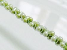 Image de 2x4 mm, perles rocaille japonaises en forme d'arachide, opaque, vert sauge pâle, 20 grammes