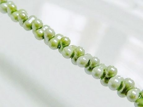 Image de 2x4 mm, perles rocaille japonaises en forme d'arachide, opaque, vert sauge pâle, 20 grammes