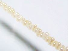 Image de 2x4 mm, perles rocaille japonaises en forme d'arachide, opaque, blanc ivoire pastel