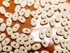 Image de 2x4 mm, perles rocaille japonaises en forme d'arachide, opaque, blanc ivoire pastel