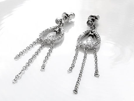 Image de « Goutte de cristal encadrée » boucles d'oreilles en argent sterling, une goutte de cristal suspendue dans une boucle en forme de larme  incrustée de zircones cubiques