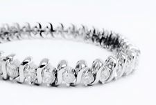 Image de « Zircones fringantes », bracelet de tennis large en argent sterling avec zircones cubiques rondes