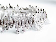 Afbeeldingen van "Golvende Elliptische bladeren", een brede armband in sterling zilver voor een prachtige moderne uitstraling 