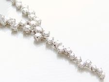 Image de " Zigzag scintillant ", un collier faux lariat à gradient en argent sterling italien avec des zircones cubiques
