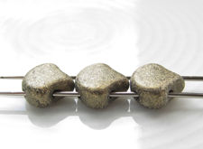 Afbeelding van 7.5x7.5 mm, waaiervormige kralen, Ginkgo blad, Tsjechisch glas, 2 gaatjes, metaalkleur suède, goud