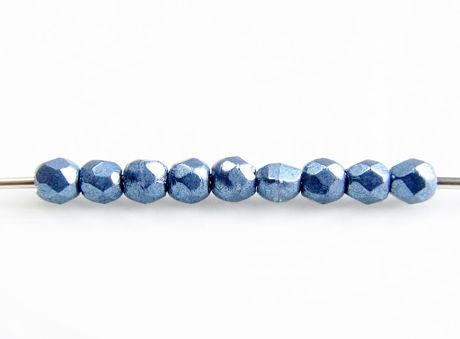 Image de 2x2 mm, perles tchèques, une soupe de différentes formes rondes, pierre bleue ou bleu-gris, opaque, métallique saturé