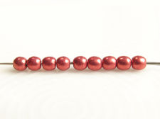 Image de 2x2 mm, rondes, perles de verre pressé tchèque, rouge samba, opaque, or suédé