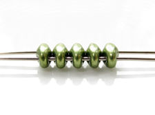 Image de 5x2.5 mm, perles SuperDuo, de verre tchèque, 2 trous, opaque, or suédé, vert fougère