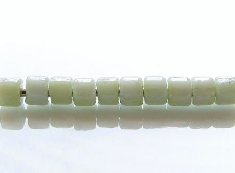 Image de Perles de rocailles cylindriques tchèques, taille 10, opaque, blanc craie, vert céladon pâle, lustré, 5 grammes