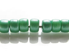 Image de Perles de rocailles tchèques, taille 8, opaque, vert, éclat nacré