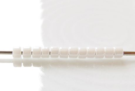 Image de Perles cylindrique, taille 11/0, Treasure, opaque, blanc, lustré, 5 grammes