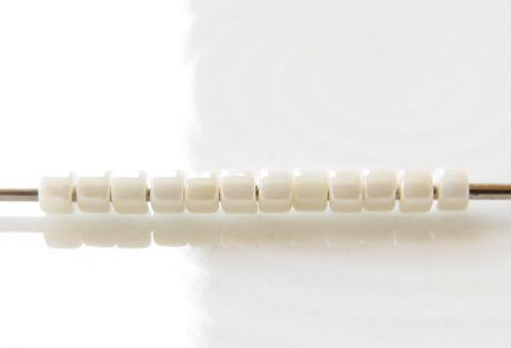 Image de Perles cylindrique, taille 11/0, Treasure, opaque, blanc Navajo (blanc crème), lustré, 5 grammes